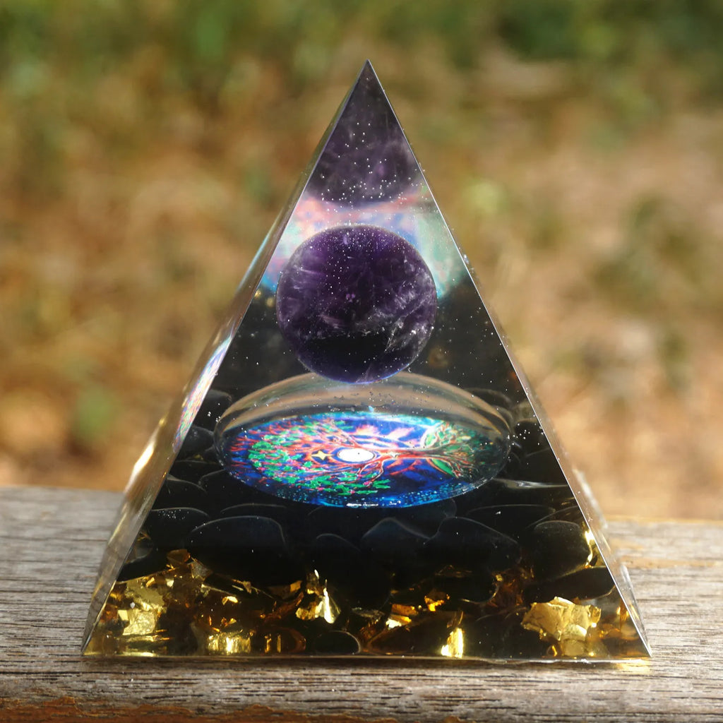 Orgon-Pyramide mit Kugel aus Obsidian und Amethyst und Holzsockel für Schutz und geistige Klarheit