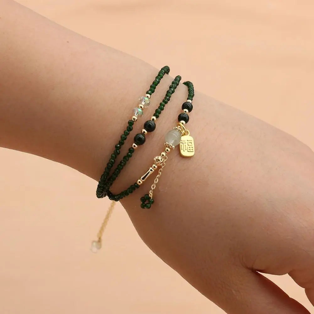 Erneuerung und Wohlstand Mehrlagiges Wickelarmband aus grünem Spinell